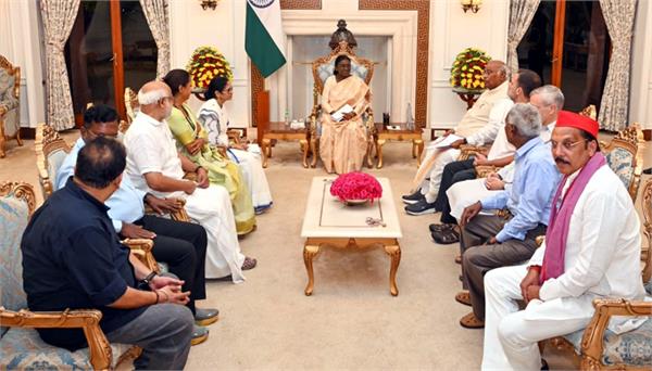 rahul gandhi submitting memorandum against cec