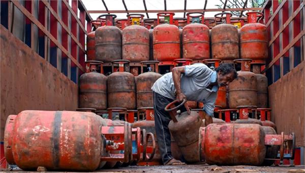two free lpg cylinders for holi and diwali