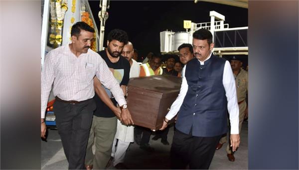 cm fadnavis personally carries nana patekar s coffin
