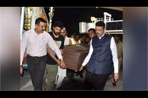 cm fadnavis personally carries nana patekar s coffin