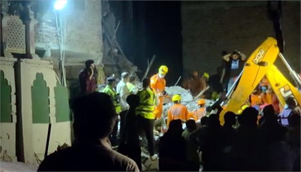 4 storey building collapses in delhi seemapuri