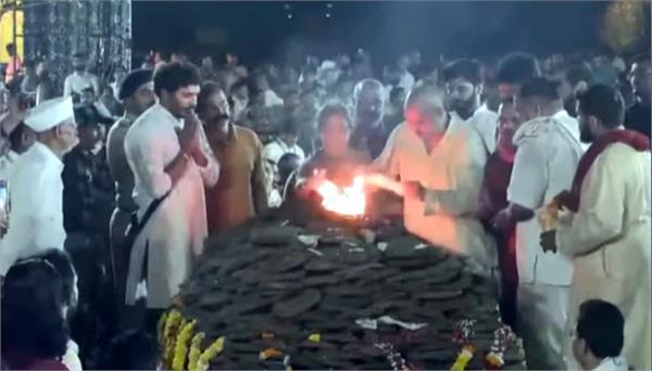 wife and son perform the last rites of nana patekar