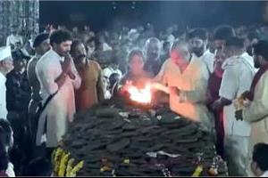 wife and son perform the last rites of nana patekar
