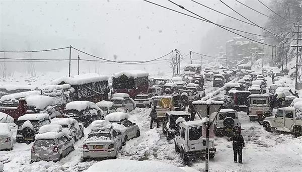 roads closed due to heavy snowfall in himachal