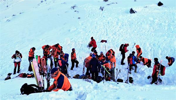 avalanche kills 8 in austria