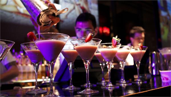 what is the difference between a bar  a club and a pub