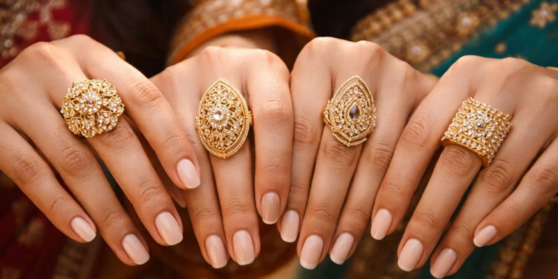 ਰਾਸ਼ੀ ਮੁਤਾਬਕ ਇਨ੍ਹਾਂ ਉਂਗਲਾਂ ''ਚ ਪਾਓ ਸੋਨੇ ਦੀ ਅੰਗੂਠੀ, ਬਦਲ ਜਾਵੇਗੀ ਕਿਸਮਤ