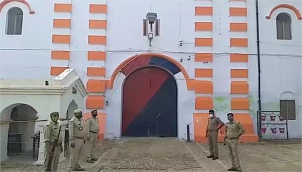 2 prisoners escape from ayodhya jail for rape and murder