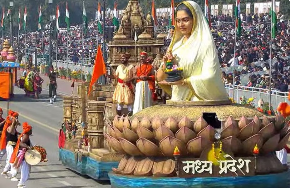 ਗਣਤੰਤਰ ਦਿਵਸ ਪਰੇਡ ''ਚ MP ਦੀ ਝਾਕੀ ਨੇ ਲਾਏ ਚਾਰ ਚੰਨ! ਦਿਖਾਈ ਦੇਵੀ ਅਹਿਲਿਆਬਾਈ ਦੀ ਗੌਰਵ ਗਾਥਾ