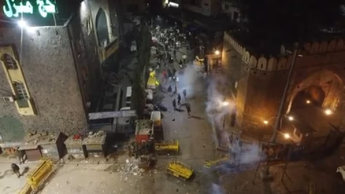 Delhi 'ਚ ਫੈਜ਼-ਏ-ਇਲਾਹੀ ਮਸਜਿਦ ਨੇੜੇ ਬੁਲਡੋਜ਼ਰ ਐਕਸ਼ਨ: ਪੁਲਸ 'ਤੇ ਪੱਥਰਬਾਜ਼ੀ, ਗ਼ੈਰ-ਕਾਨੂੰਨੀ ਉਸਾਰੀਆਂ ਢਾਹੀਆਂ