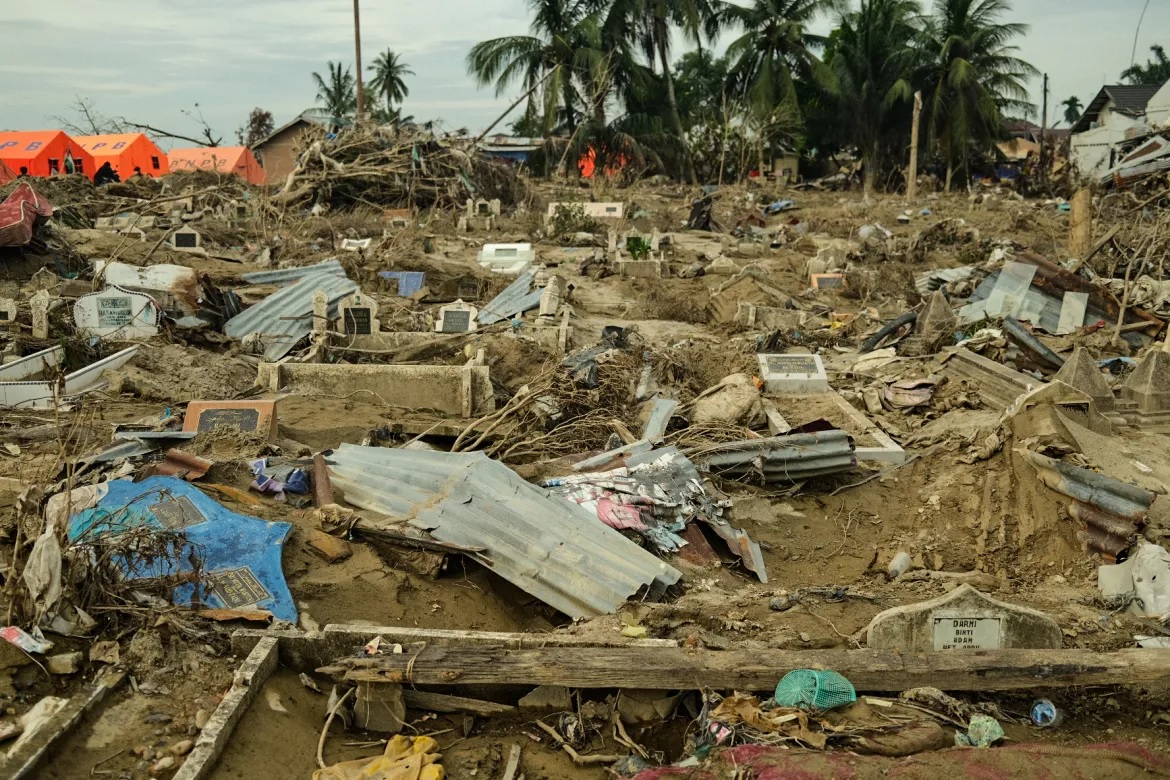 ਇੰਡੋਨੇਸ਼ੀਆ ''ਚ ਟੁੱਟ ਗਏ ਦਰਿਆਵਾਂ ਦੇ ਬੰਨ੍ਹ ! ਕਈ ਪਿੰਡਾਂ ''ਚ ਆ ਗਿਆ ਹੜ੍ਹ, 16 ਲੋਕਾਂ ਦੀ ਮੌਤ