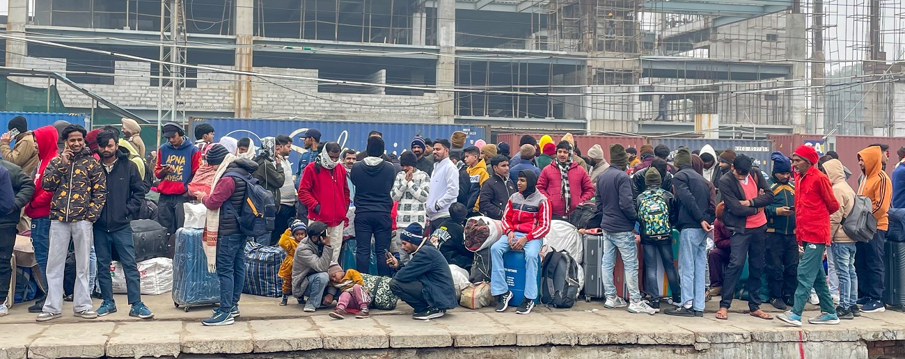 ਧੁੰਦ ਕਾਰਨ ਟ੍ਰੇਨਾਂ ਦੀ ਘਟੀ ਰਫ਼ਤਾਰ, ਠੰਢ ’ਚ ਕੰਬਦੇ ਯਾਤਰੀ ਕਰਦੇ ਰਹੇ ਟ੍ਰੇਨਾਂ ਦੀ ਉਡੀਕ