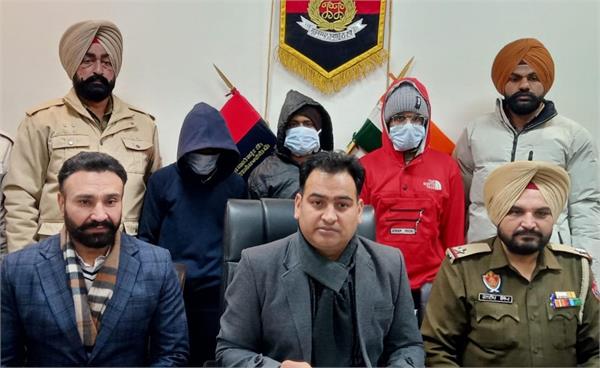 3 robbers arrested for threatening and robbing passersby at knifepoint