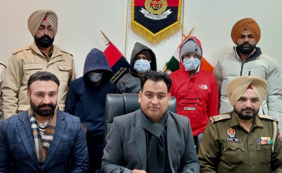 ਪੁਲਸ ਨੂੰ ਮਿਲੀ ਵੱਡੀ ਸਫਲਤਾ, ਰਾਹਗੀਰਾਂ ਨੂੰ ਦਾਤਰ ਦੀ ਨੋਕ ’ਤੇ ਲੁੱਟਣ ਵਾਲੇ 3 ਲੁਟੇਰੇ ਕਾਬੂ