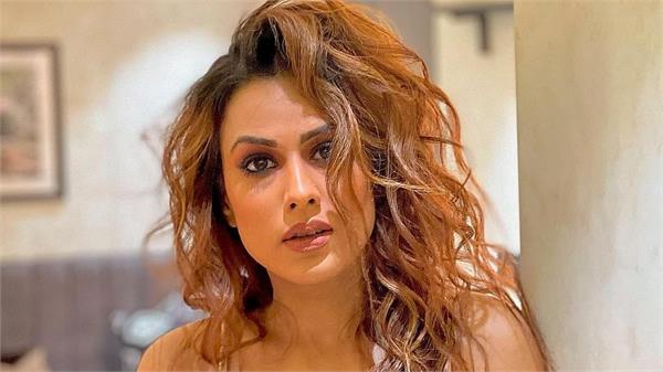 nia sharma showed off her makeup skills