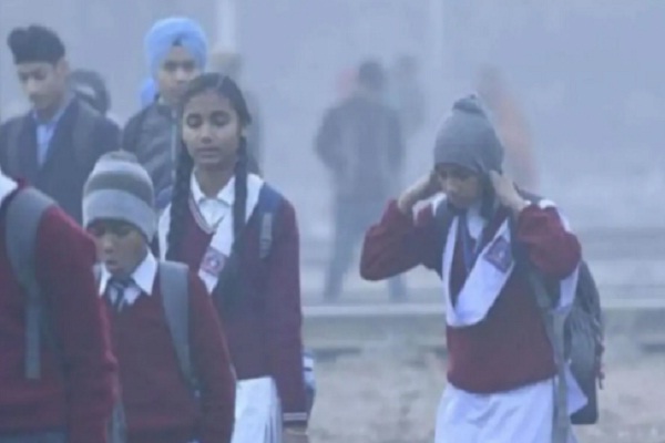 ਪੰਜਾਬ ਦੇ ਸਕੂਲਾਂ ''ਚ ਨਹੀਂ ਵਧੀਆਂ ਛੁੱਟੀਆਂ, ਅੱਜ ਕੜਾਕੇ ਦੀ ਠੰਡ ਵਿਚਾਲੇ ਖੁੱਲ੍ਹੇ ਸਾਰੇ ਸਕੂਲ
