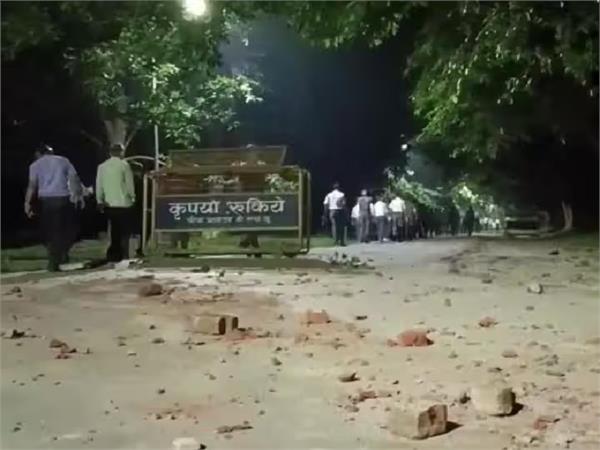 bhu campus  hostel students  clash