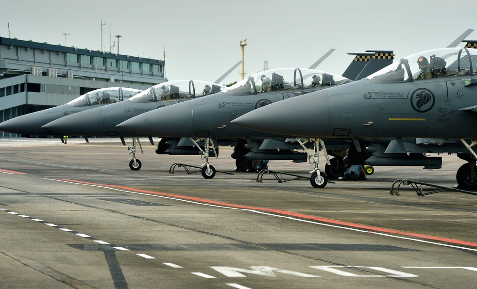 ਸਿੰਗਾਪੁਰ ਏਅਰਸ਼ੋਅ ਤੋਂ ਪਹਿਲਾਂ ਵੱਡੀ ਸਾਜ਼ਿਸ਼? ''ਪਾਯਾ ਲੇਬਰ ਏਅਰ ਬੇਸ'' ''ਚ ਬੰਬ ਦੀ ਖ਼ਬਰ ਨਾਲ ਮਚੀ ਹਫੜਾ-ਦਫੜੀ !