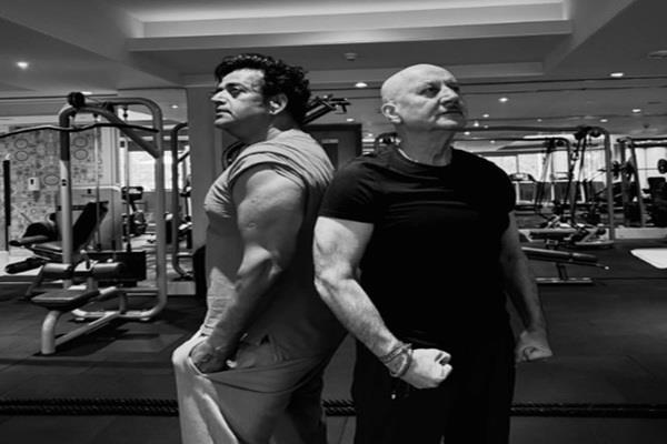 anupam kher sets ravi kishan fitness goals