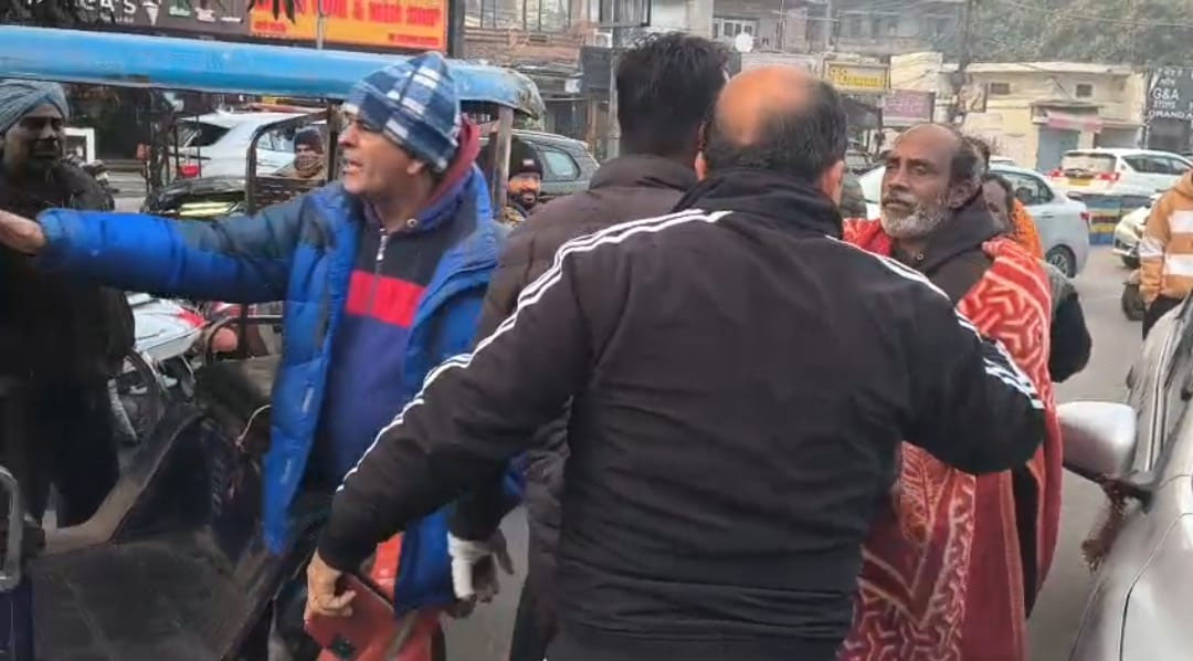 ਅੰਮ੍ਰਿਤਸਰ : ਨਸ਼ੇ ’ਚ 4 ਕੁੜੀਆਂ ਨੇ ਸੜਕ ’ਤੇ ਕੀਤਾ ਹੰਗਾਮਾ, ਧੀ ਨੂੰ ਵਾਲਾਂ ਤੋਂ ਫੜ ਕੇ ਲਿਜਾਣ ’ਤੇ ਪਿਤਾ ਨੂੰ...