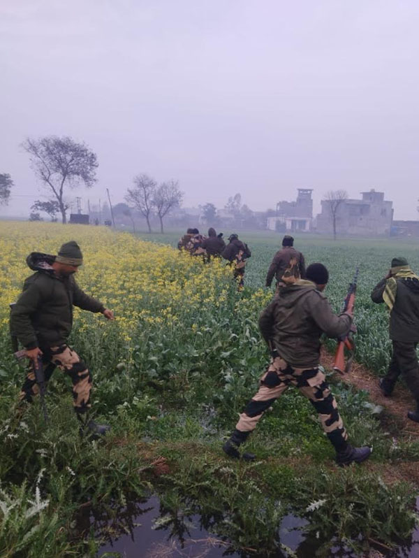 ਸਰਹੱਦੀ ਖੇਤਰ ''ਚ ਅੱਧੀ ਰਾਤ ਨੂੰ ਸ਼ੱਕੀ ਚੀਜ਼ ਨੇ ਮਚਾਈ ਹਲਚਲ, ਪੁਲਸ ਤੇ BSF ਵੱਲੋਂ ਸਰਚ ਅਭਿਆਨ ਜਾਰੀ