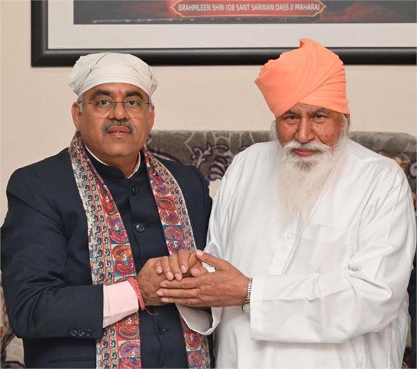 tarun chugh took blessings from sant niranjan das ji maharaj