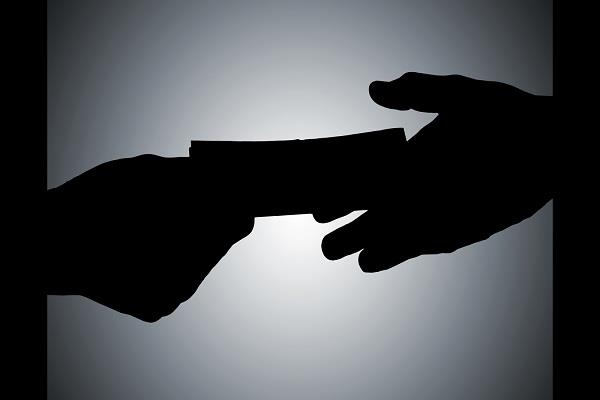 vigilance bureau catches constable red handed while taking bribe