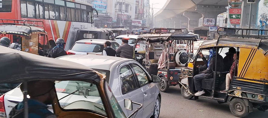 ਅੰਮ੍ਰਿਤਸਰ: ਠੰਡ ਕਾਰਨ ਸੜਕਾਂ ’ਤੇ ਚਾਰ ਪਹੀਆ ਵਾਹਨਾਂ ਦੀ ਗਿਣਤੀ ਵਧੀ, ਸ਼ਹਿਰ ’ਚ ‘ਟ੍ਰੈਫਿਕ ਆਊਟ ਆਫ ਕੰਟਰੋਲ’