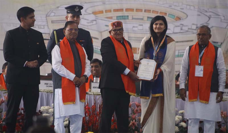 ਨੌਜਵਾਨ ਦੇਸ਼ ਦਾ ਭਵਿੱਖ, ਦੇਸ਼ ਦੀ ਤਰੱਕੀ ਤੇ ਪੰਜਾਬ ਨੂੰ ਰੰਗਲਾ ਬਣਾਉਣ ’ਚ ਸਰਗਰਮ ਯੋਗਦਾਨ ਪਾਉਣ: ਰਾਜਪਾਲ ਕਟਾਰੀਆ