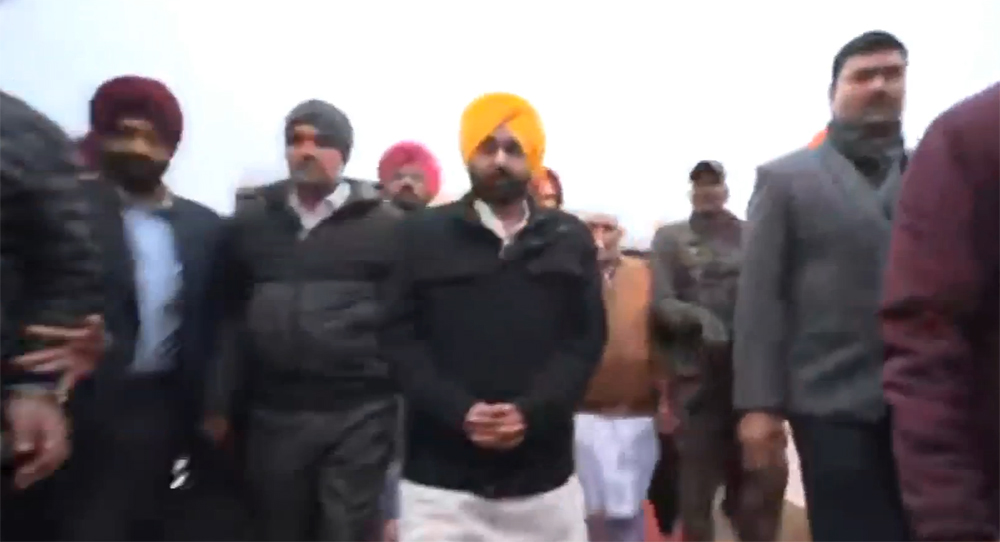 ਸ੍ਰੀ ਦਰਬਾਰ ਸਾਹਿਬ ਕੰਪਲੈਕਸ ਪਹੁੰਚ ਗਏ CM ਮਾਨ, ਥੋੜੀ ਦੇਰ ''ਚ ਦੇਣਗੇ ਸਪੱਸ਼ਟੀਕਰਨ