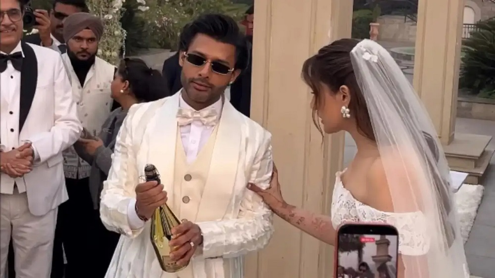 ਕ੍ਰੀਤੀ ਸੇਨਨ ਦੀ ਭੈਣ ਨੂਪੁਰ ਨੇ ਕਰਵਾਇਆ ਇਸਾਈ ਰਿਤੀ ਰਿਵਾਜ਼ਾ ਨਾਲ ਵਿਆਹ, ਸਫੇਦ ਗਾਊਨ ''ਚ ਕਹਿਰ ਢਾਉਂਦੀ ਦਿਖੀ ਅਦਾਕਾਰਾ