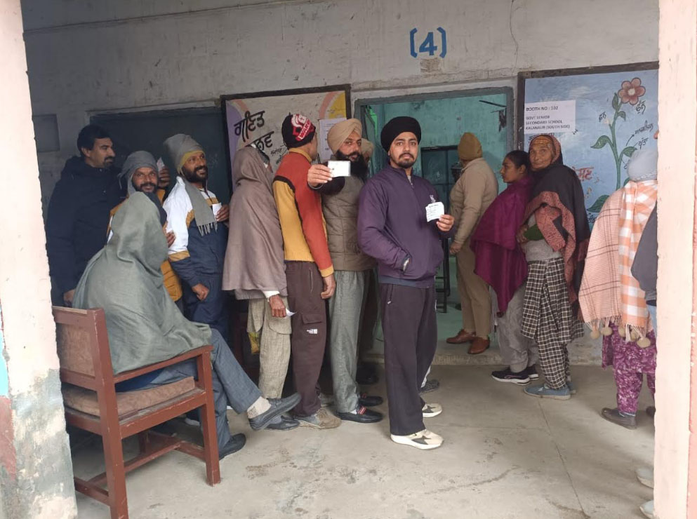 ਕਲਾਨੌਰ ''ਚ ਪੰਚਾਇਤੀ ਚੋਣਾਂ ਲਈ ਵੋਟਿੰਗ ਦਾ ਕੰਮ ਅਮਨ ਸ਼ਾਂਤੀ ਨਾਲ ਹੋਇਆ ਸ਼ੁਰੂ