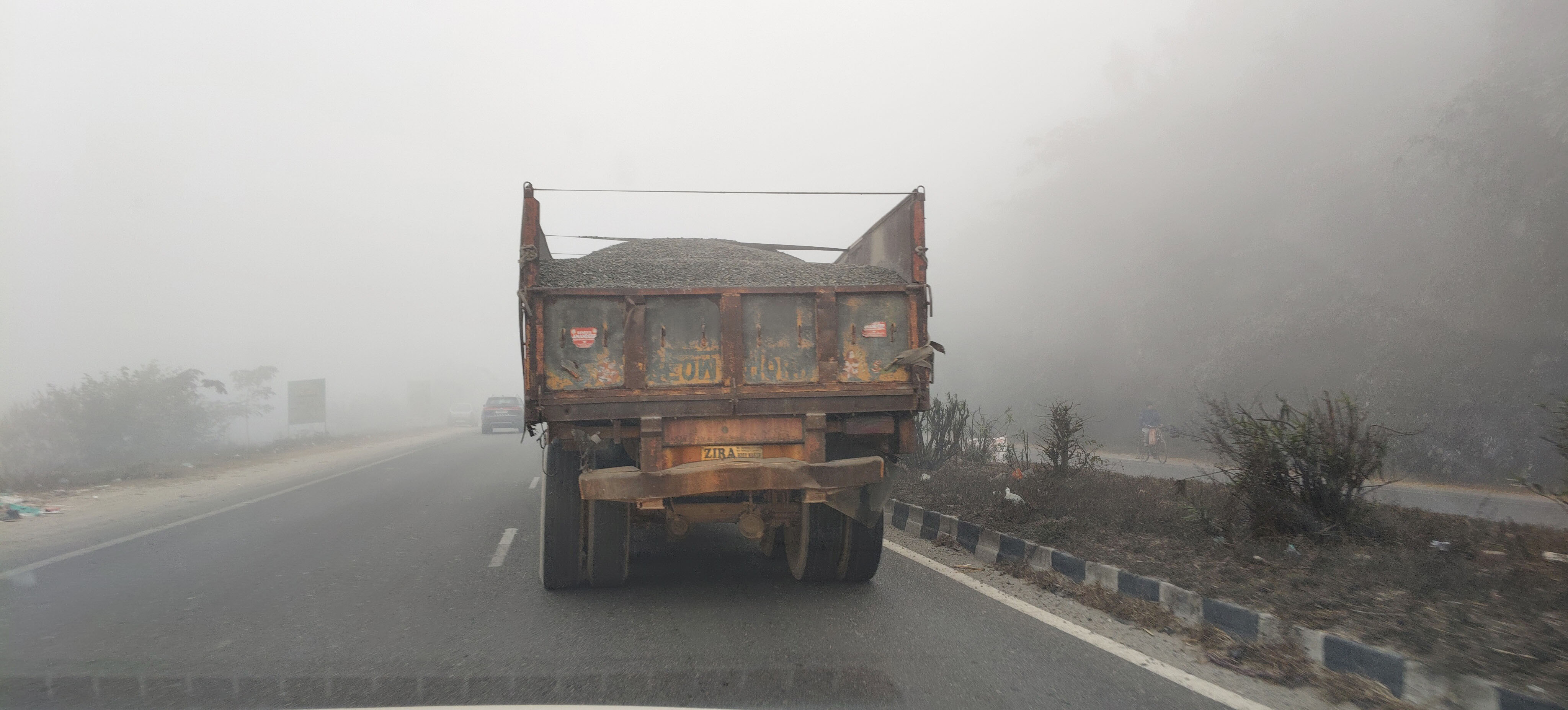 ਧੁੰਦ ’ਚ ਮੌਤ ਨੂੰ ਸੱਦਾ ਦਿੰਦੇ ਬਿਨਾਂ ਰਿਫਲੈਕਟਰਾਂ ਤੇ ਲਾਈਟਾਂ ਦੇ ਦੌੜ ਰਹੇ ਵਾਹਨ, ਕਾਨੂੰਨ ਤੇ ਜਾਨ ਦੋਵੇਂ ਖਤਰੇ ’ਚ