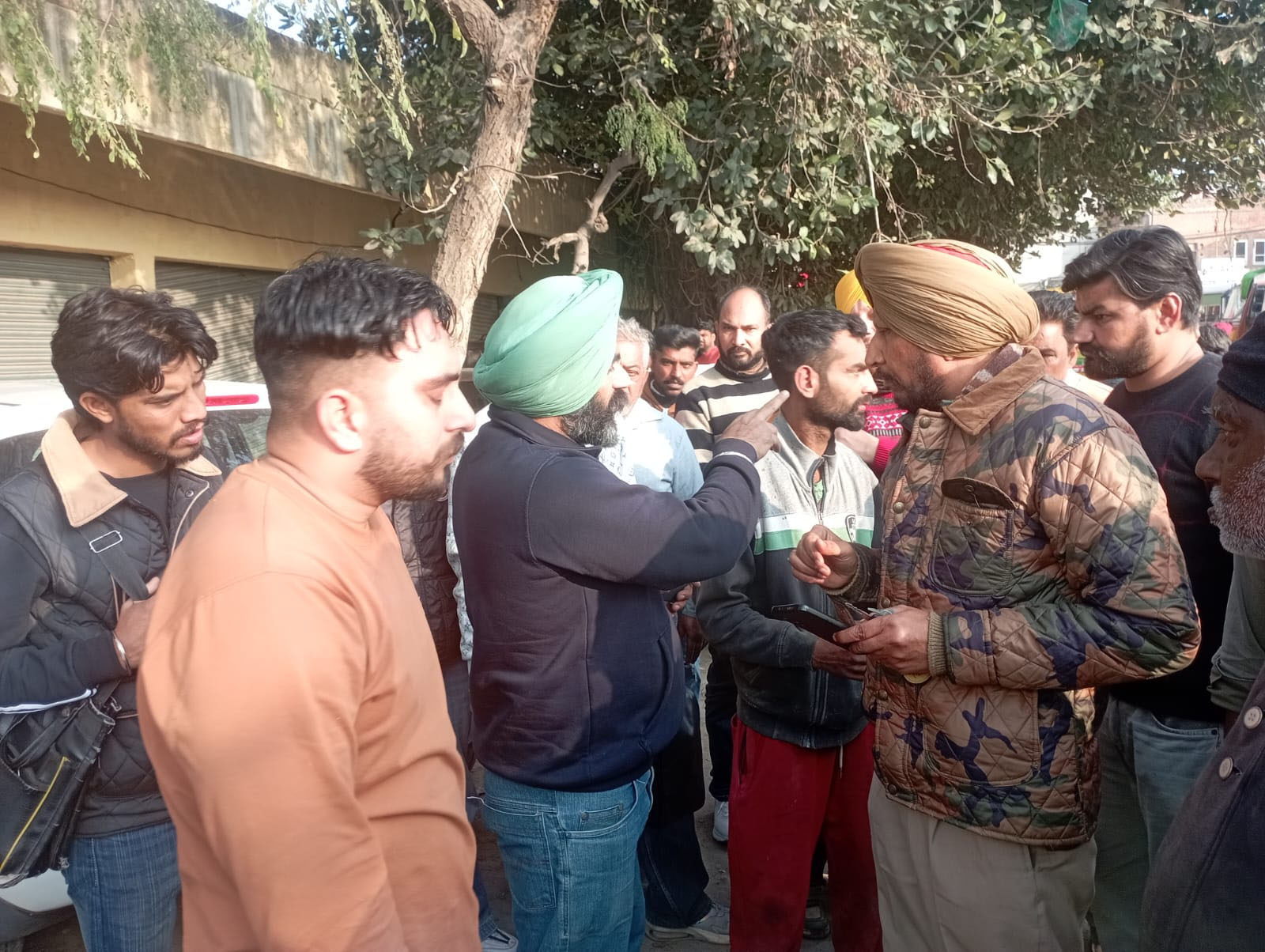 ਬੱਸ ਅੱਡੇ ਦੇ ਰਸਤੇ ’ਚ ਖੜ੍ਹੀਆਂ ਕਾਰਾਂ ਨੂੰ ਲੈ ਕੇ ਅੱਧਾ ਦਰਜ਼ਨ ਬੱਸਾਂ ਦੇ ਟਾਇਮ ਹੋਏ ਮਿਸ