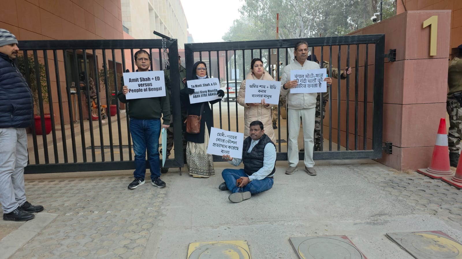 TMC ਸੰਸਦ ਮੈਂਬਰਾਂ ਦਾ ਛਾਪੇਮਾਰੀ ਵਿਰੁੱਧ ਗ੍ਰਹਿ ਮੰਤਰਾਲੇ ਦੇ ਦਫ਼ਤਰ ਬਾਹਰ ਪ੍ਰਦਰਸ਼ਨ, ਹਿਰਾਸਤ ''ਚ ਲਏ