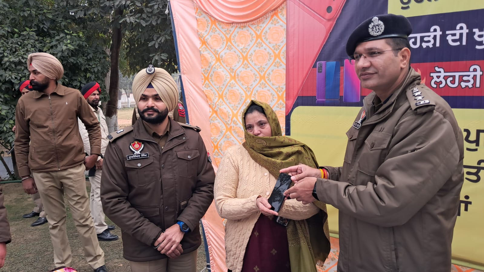 ਤਰਨਤਾਰਨ ਪੁਲਸ ਨੇ ਗੁੰਮ ਹੋਏ 120 ਮੋਬਾਈਲ ਫੋਨ ਸਬੰਧਤ ਮਾਲਕਾਂ ਨੂੰ ਸੌਂਪੇ