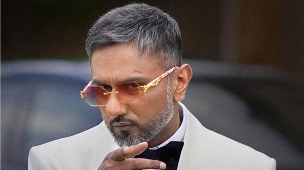 ਹਨੀ ਸਿੰਘ ਨੇ ਲਾਈਵ ਸ਼ੋਅ ''ਚ ਕੀਤੀਆਂ ''ਗੰਦੀਆਂ ਗੱਲਾਂ'' ! ਵੀਡੀਓ ਵਾਇਰਲ ਹੋਣ ਤੋਂ ਬਾਅਦ ਲੋਕਾਂ ਨੇ ਲਾਈ ਕਲਾਸ