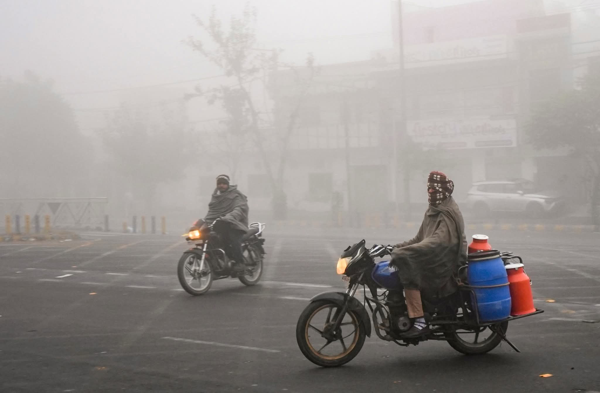 ਅੰਮ੍ਰਿਤਸਰ ''ਚ ਠੰਡ ਦੌਰਾਨ ਬਣੇ ਸ਼ਿਮਲਾ ਵਰਗੇ ਹਾਲਾਤ, ਰੇਲ ਗੱਡੀਆਂ ਦੀ ਰਫ਼ਤਾਰ ’ਤੇ ਲੱਗੀ ਬ੍ਰੇਕ, ਵਿਜ਼ੀਬਿਲਟੀ ਜ਼ੀਰੋ