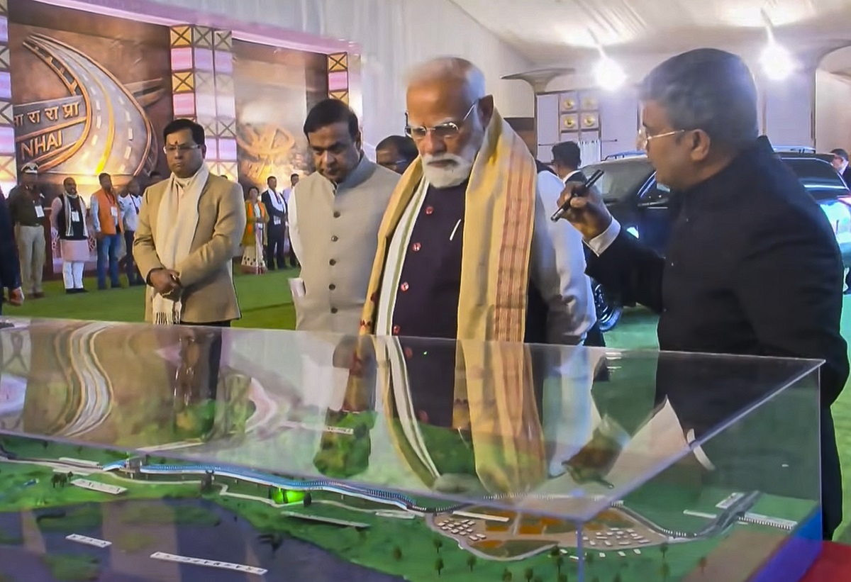 PM ਮੋਦੀ ਨੇ 6,957 ਕਰੋੜ ਰੁਪਏ ਦੇ ਕਾਜ਼ੀਰੰਗਾ ਕੋਰੀਡੋਰ ਦਾ ਰੱਖਿਆ ਨੀਂਹ ਪੱਥਰ; 2 ਅੰਮ੍ਰਿਤ ਭਾਰਤ ਟਰੇਨਾਂ ਨੂੰ ਦਿਖਾਈ ਹਰੀ ਝੰਡੀ