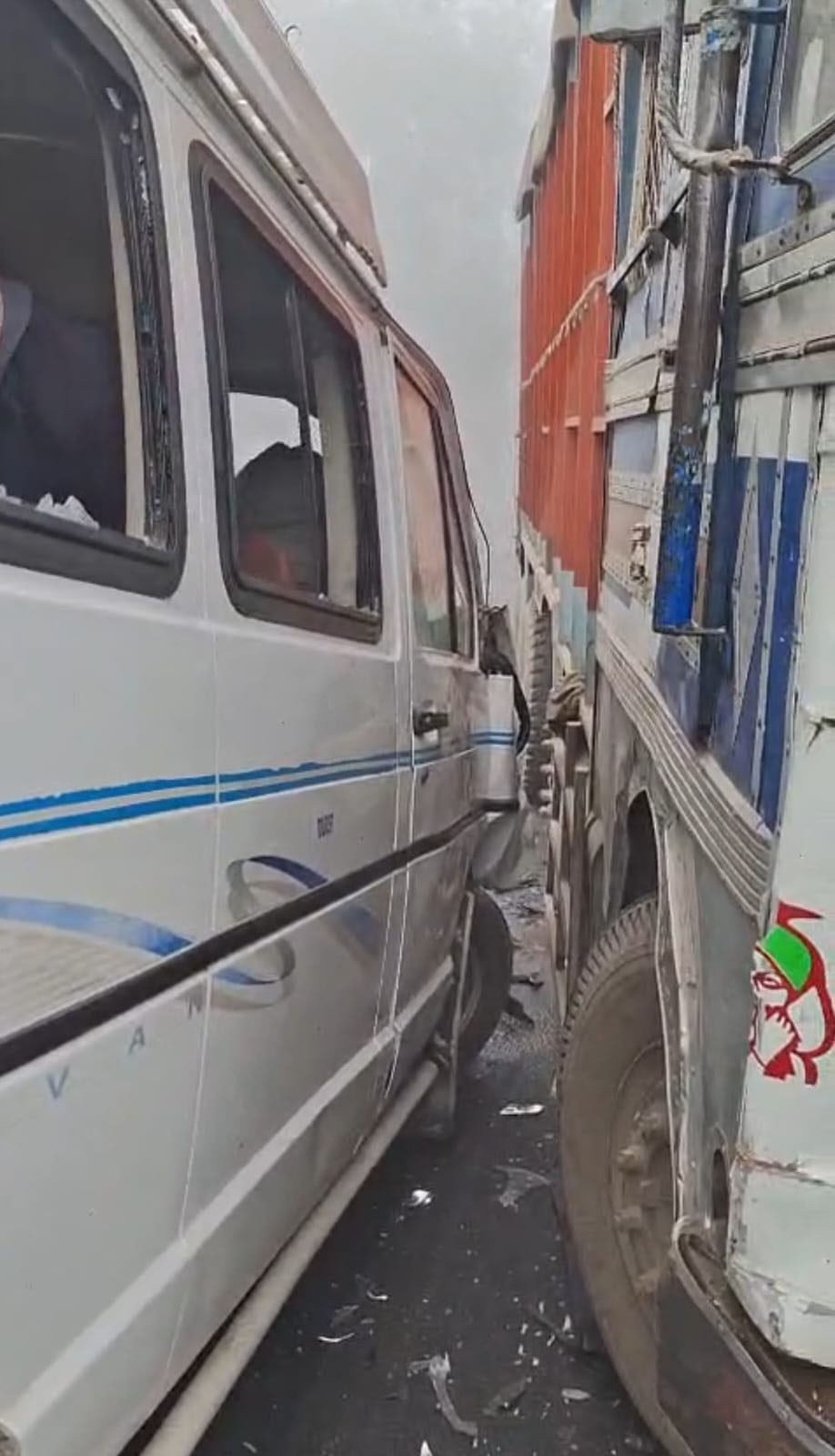 ਦਰਦਨਾਕ ਹਾਦਸੇ ਦਾ ਸ਼ਿਕਾਰ ਹੋਈ ਸਕੂਲ ਵੈਨ, ਟਰੱਕ ਦੀ ਟੱਕਰ ਮਗਰੋਂ ਵੱਜੀ ਇਕ ਹੋਰ ਗੱਡੀ, ਅਧਿਆਪਕ ਜ਼ਖ਼ਮੀ