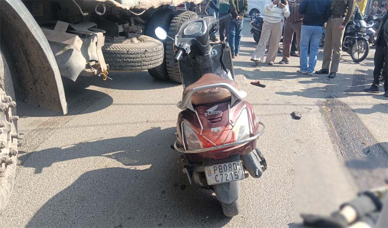 ਜਲੰਧਰ 'ਚ ਡੌਲਫਿਨ ਹੋਟਲ ਨੇੜੇ ਵਾਪਰਿਆ ਵੱਡਾ ਹਾਦਸਾ! ਐਕਟਿਵਾ ਸਵਾਰ ਮਹਿਲਾ ਦੀ ਦਰਦਨਾਕ ਮੌਤ