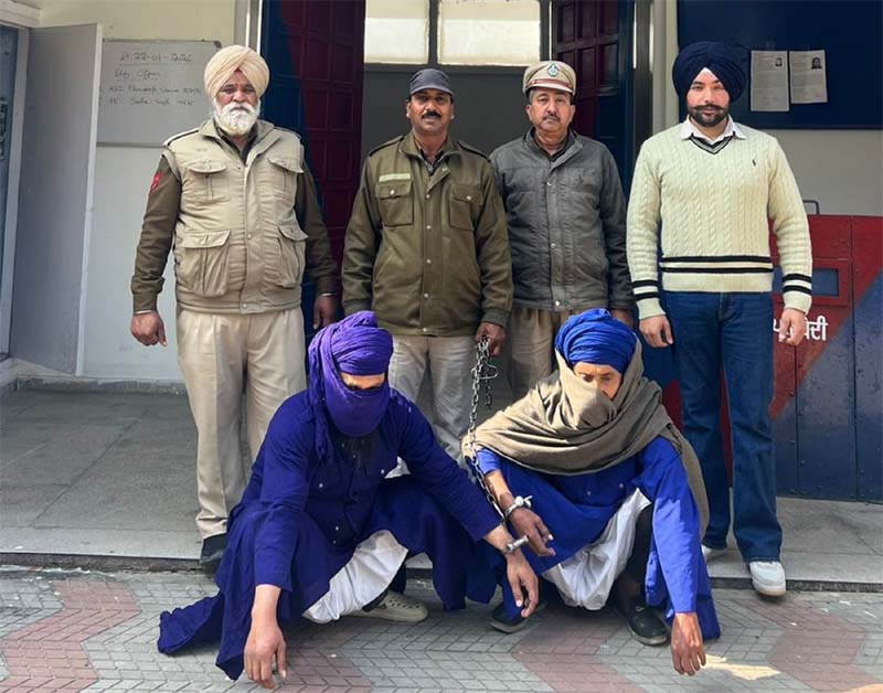 ਨਿਹੰਗ ਬਾਣੇ ’ਚ ਮੋਟਰਸਾਈਕਲ ’ਤੇ ਘੁੰਮ ਰਹੇ 2 ਨੌਜਵਾਨ ਪਿਸਤੌਲ ਤੇ 2 ਜ਼ਿੰਦਾ ਕਾਰਤੂਸਾਂ ਸਣੇ ਗ੍ਰਿਫ਼ਤਾਰ