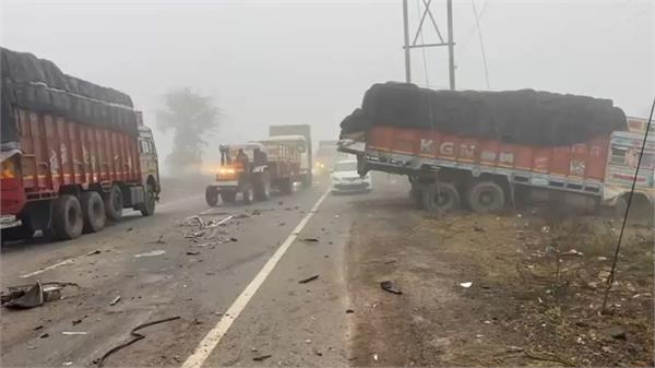 fog  accident  truck  car  people  death  madhya pradesh