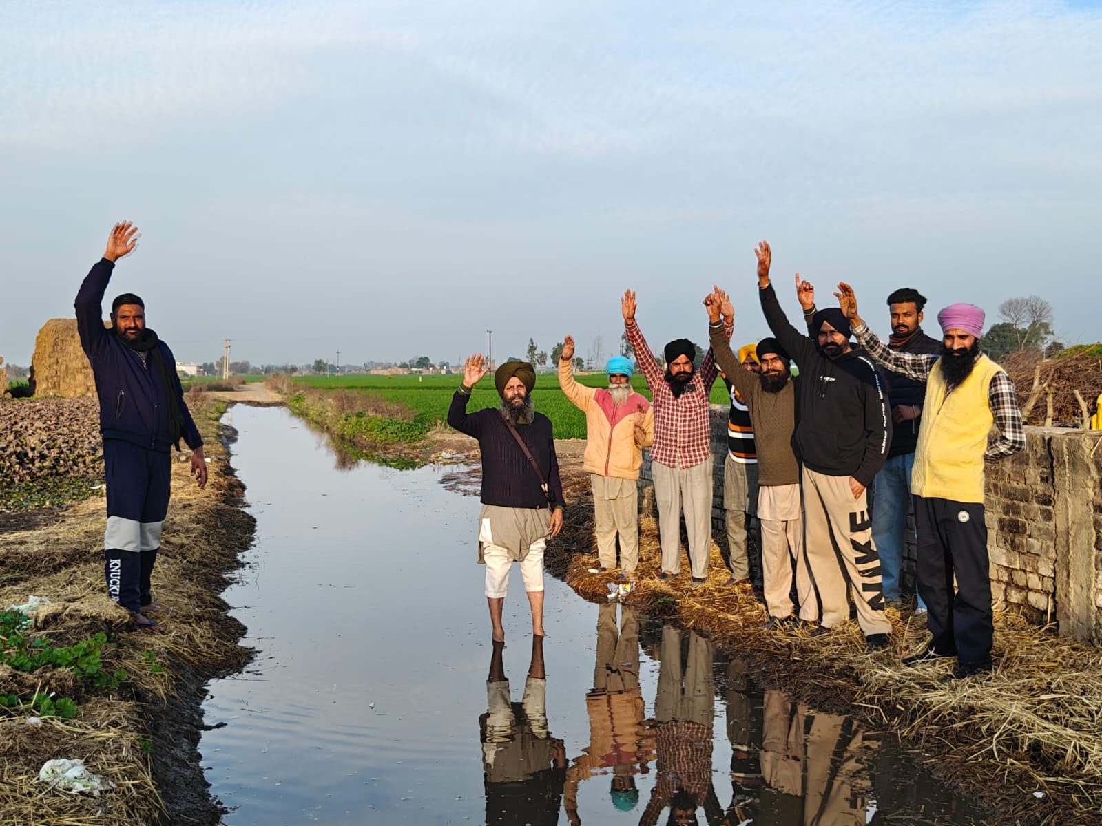 ਸੜਕ ’ਤੇ ਖੜ੍ਹੇ ਗੰਦੇ ਪਾਣੀ ਕਾਰਨ ਪਿੰਡ ਵਾਸੀਆਂ ਦਾ ਫੁੱਟਿਆ ਗੁੱਸਾ, ਪੰਜਾਬ ਸਰਕਾਰ ਵਿਰੁੱਧ ਨਾਅਰੇਬਾਜ਼ੀ