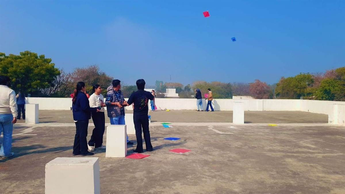 ਪੰਜਾਬ: ਭਾਰੀ ਜੁਰਮਾਨੇ ਸਿਰਫ਼ ਕਾਗਜ਼ਾਂ ''ਚ? ਬਸੰਤ ਪੰਚਮੀ ''ਤੇ ਸ਼ਰੇਆਮ ਉੱਡੀ ਚਾਈਨਾ ਡੋਰ, ਮੂਕ ਦਰਸ਼ਕ ਬਣੀ ਪੁਲਸ