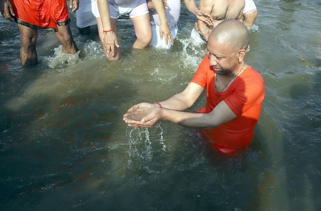 CM ਯੋਗੀ ਨੇ ਸੰਗਮ ''ਚ ਲਗਾਈ ਆਸਥਾ ਦੀ ਡੁੱਬਕੀ, ਸਾਧੂ-ਸੰਤਾਂ ਨਾਲ ਕਰਨਗੇ ਭੋਜਨ