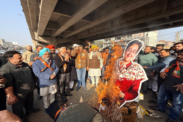 ਦਿੱਲੀ ਦੇ ਸਾਬਕਾ ਮੁੱਖ ਮੰਤਰੀ ਆਤਿਸ਼ੀ ਦਾ ਭਾਜਪਾ ਨੇ ਫੂਕਿਆ ਪੁਤਲਾ, ਪੜ੍ਹੋ ਕੀ ਹੈ ਪੂਰਾ ਮਾਮਲਾ