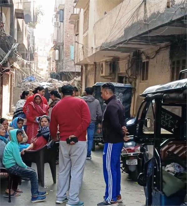 collapse of a dilapidated building exposes the failure of the corporation