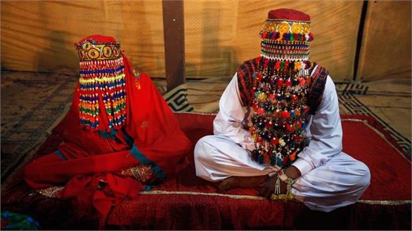 pakistan  s top cleric openly opposes bill banning child marriages