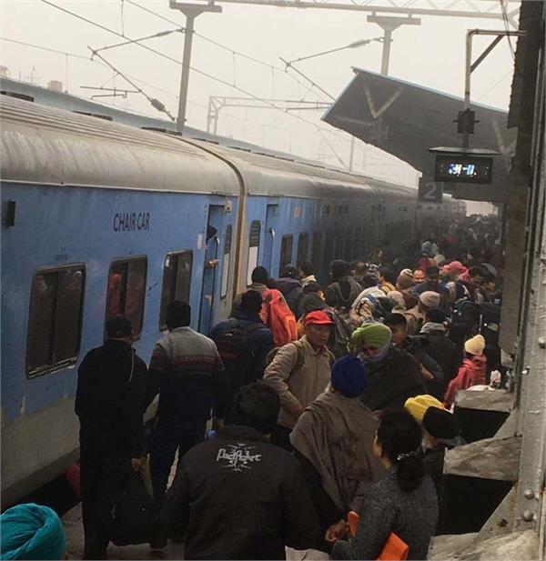 vaishno devi up down route trains delayed by 4 5 hours